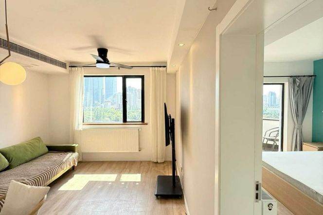 Wuxing rd/Jianguo W. Rd elevator 1br/2lr/1ba apt with balcony; L7/9