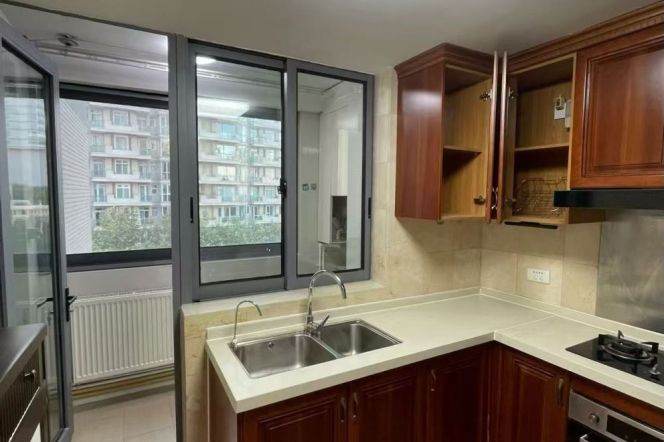 Morden 3brs with balcony and wall raditor in central downtown