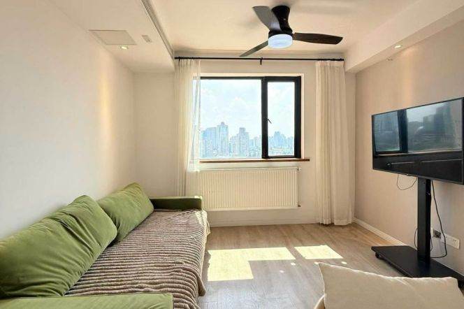 Wuxing rd/Jianguo W. Rd elevator 1br/2lr/1ba apt with balcony; L7/9