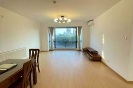 Morden 3brs with balcony and wall raditor in central downtown