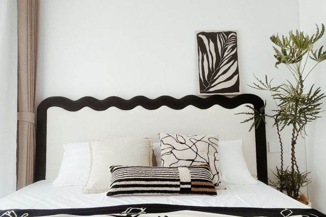 Elevator 1 bedroom with outdoor balcony nr Xujiahui Station. 