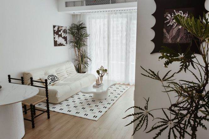 Elevator 1 bedroom with outdoor balcony nr Xujiahui Station. 