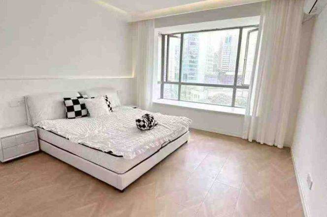 3 br 160 sqm modern Apt/huge living room by Suzhou creek 18K