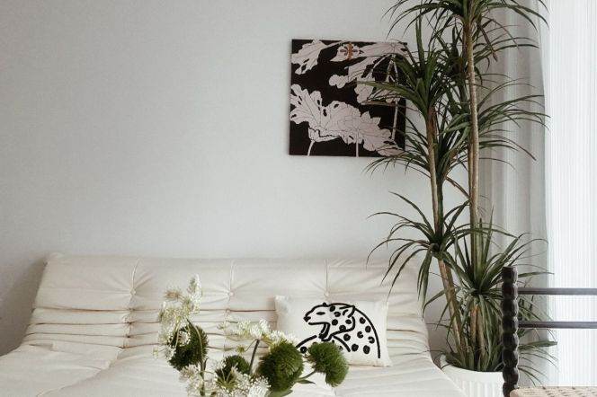 Elevator 1 bedroom with outdoor balcony nr Xujiahui Station. 