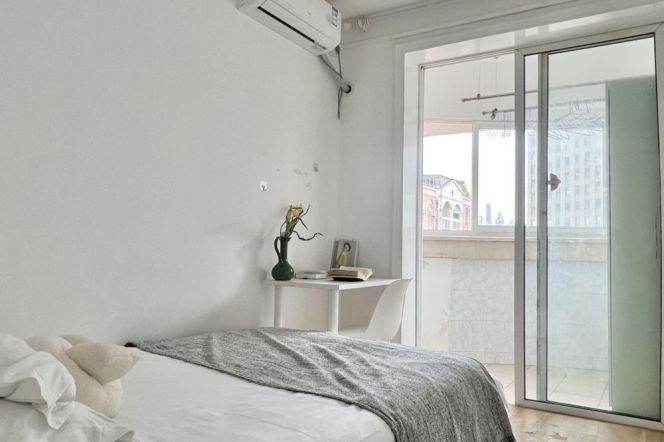 Jingan district, bright room with balcony nearJingan temple, close to ECNU/SJTU long/short term