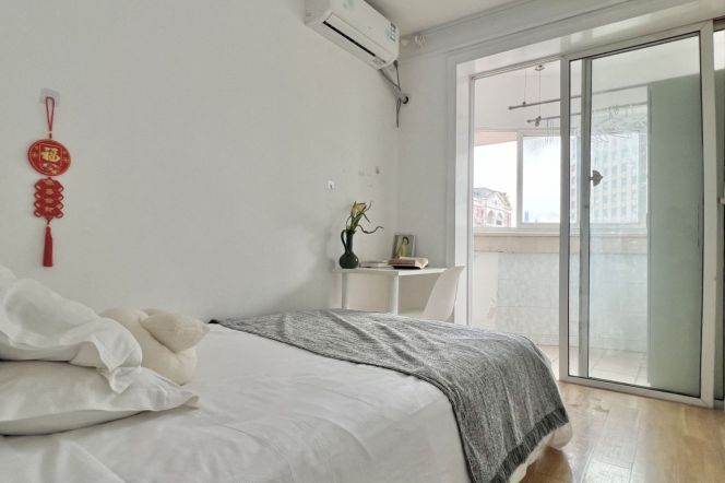 Jingan district, bright room with balcony nearJingan temple, close to ECNU/SJTU long/short term