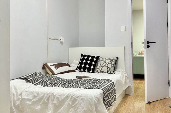 Jingan district, bright room with balcony, close to SJTU/ECNU,advance booking accepted 