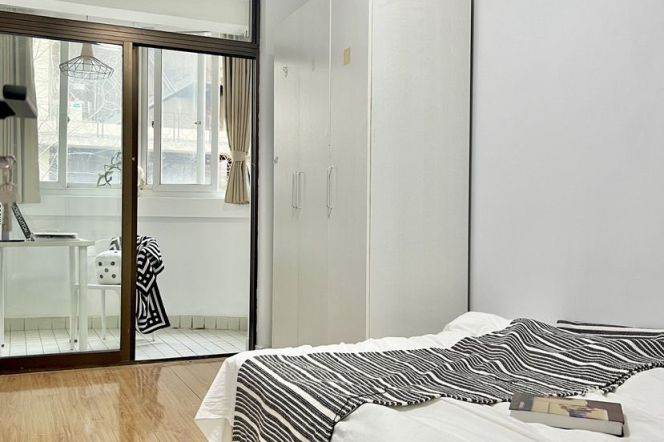 Jingan district, bright room with balcony, close to SJTU/ECNU,advance booking accepted 