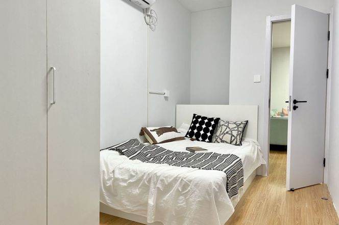 Jingan district, bright room with balcony, close to SJTU/ECNU,advance booking accepted 