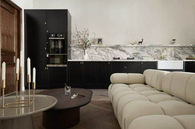 Beautiful Nanjing Rd 2+1Br ,terrace,high ceiling