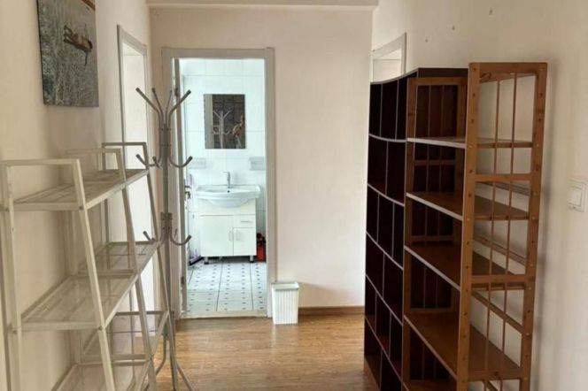 Nice compound 2 br with balcony easy to L 11 ,3 stops to NYU Shanghai.