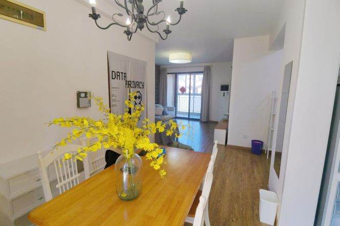 Nice compound 2 br with balcony easy to L 11 ,3 stops to NYU Shanghai.