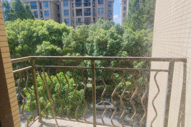Nice compound 2 br with balcony easy to L 11 ,3 stops to NYU Shanghai.