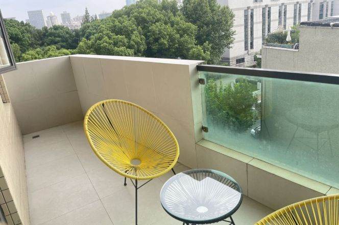 Cozy 2Br Apt w. big Balc/Heating Shanghai Library 