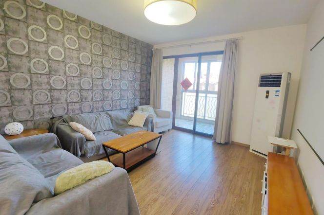 Nice compound 2 br with balcony easy to L 11 ,3 stops to NYU Shanghai.