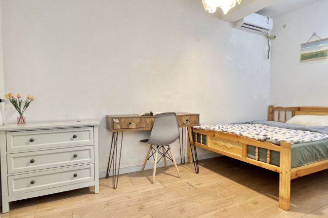 cheap room near jingan temple, close to SJTU/ECNU,accept advance booking 