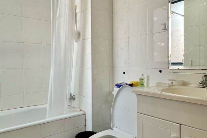 master bedroom with sunshine near Lujiabang rd lines 8/9,close to TJU/STJU,accept advance booking