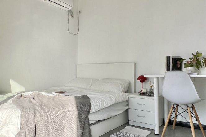 bright room with balcony  near hanzhong rd, shanghai railway station, close toECNU/TJU 