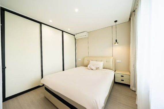 modern 1 bedroom nice furniture balcony beside west nan jing road CBD line 2,12,13 only 14K