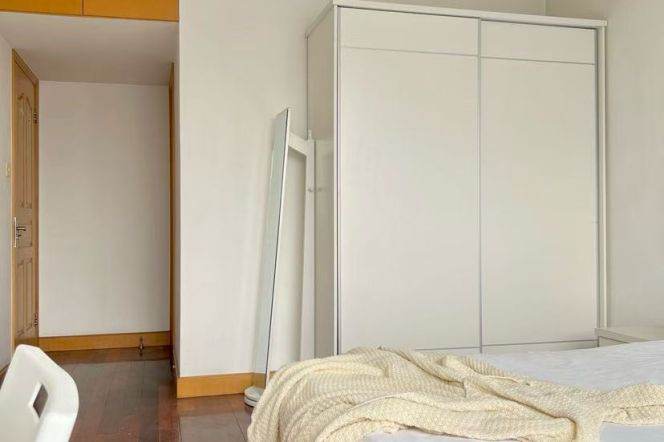 master bedroom with sunshine near Lujiabang rd lines 8/9,close to TJU/STJU,accept advance booking