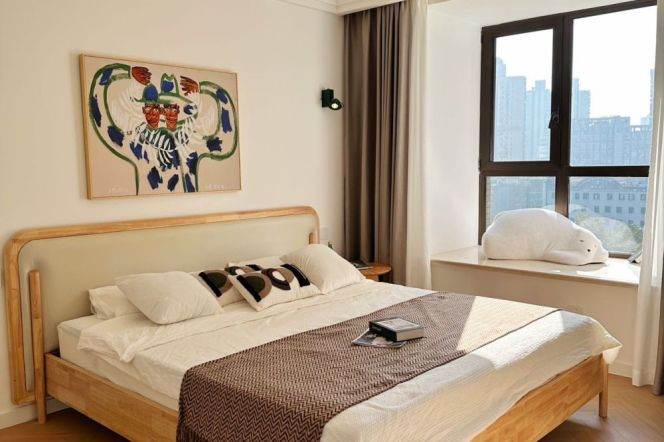 In Xintiandi, Metro Lines 13 and 9 at Madang Road are separated for pedestrians and vehicles