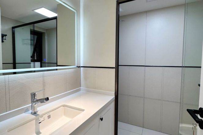 In Xintiandi, Metro Lines 13 and 9 at Madang Road are separated for pedestrians and vehicles