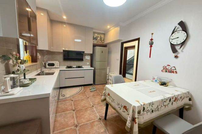 Lift big Apt beside French Park