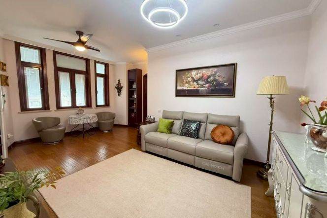 Lift big Apt beside French Park