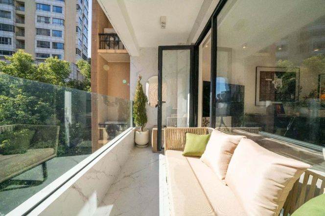 South Henan/Fuxing rd floor heat 3brs apt wt balcony& walk in closet; L10