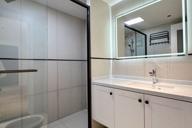 In Xintiandi, Metro Lines 13 and 9 at Madang Road are separated for pedestrians and vehicles