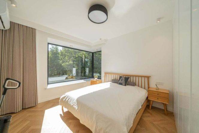 South Henan/Fuxing rd floor heat 3brs apt wt balcony& walk in closet; L10