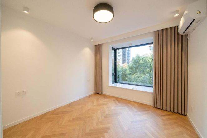 South Henan/Fuxing rd floor heat 3brs apt wt balcony& walk in closet; L10