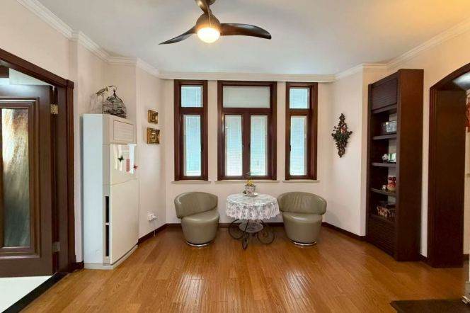 Lift big Apt beside French Park