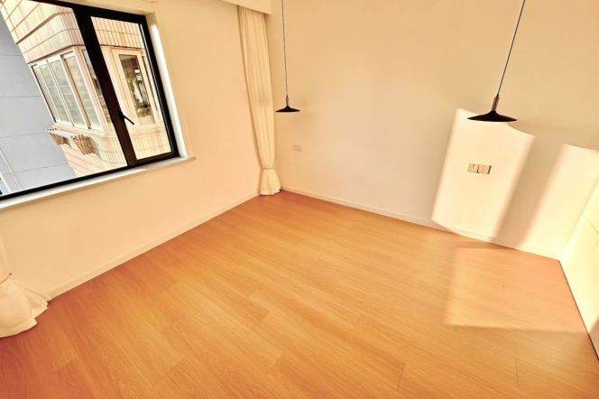 Spacious 2Brs/2Lrs/1Bt apt nr Changshou rd,M7/13