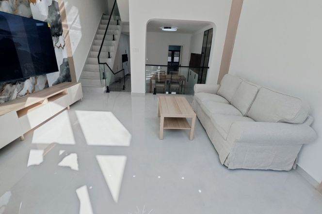 220 sqm 4 br+4 bath Villa &yard &parking/Pudong for 22K