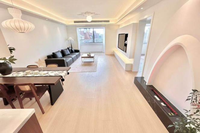 Spacious 2Brs/2Lrs/1Bt apt nr Changshou rd,M7/13