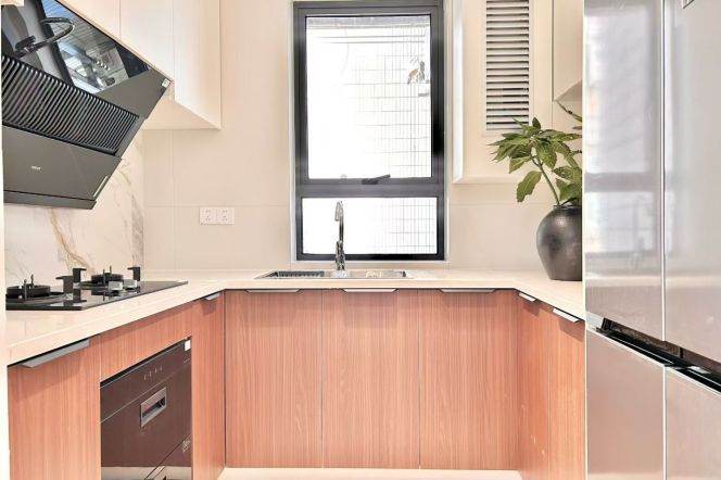 Spacious 2Brs/2Lrs/1Bt apt nr Changshou rd,M7/13