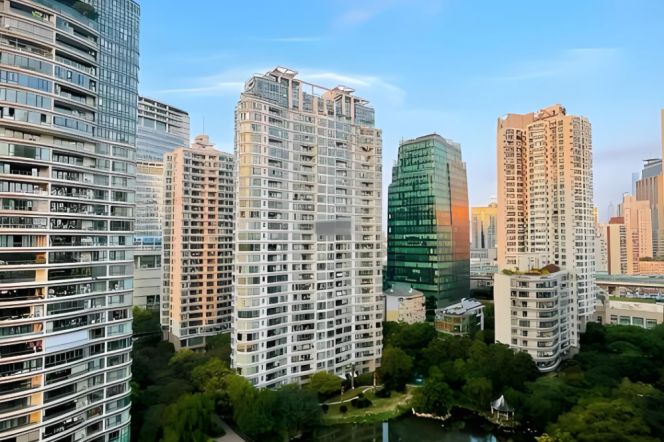 Top of City ，It is within zero distance from Nanjing West Road Subway Station on L 2-12-13