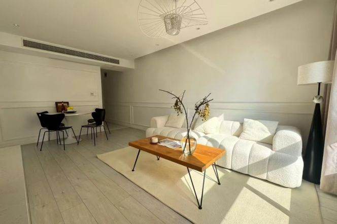  2-Bedroom with floor Heating near Jing'an Temple/Featuring a Corner Balcony 