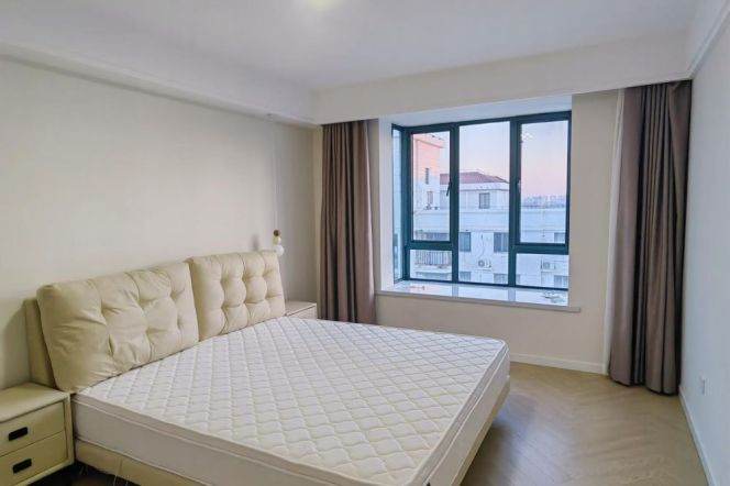 Spacious 3 br with floor heating on high floor near ZhongShan Park .L3/4 West Yan'an Rd St.