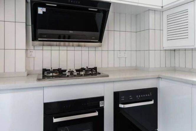 Bright 2BR High-Floor Residence on Jiaozhou Rd