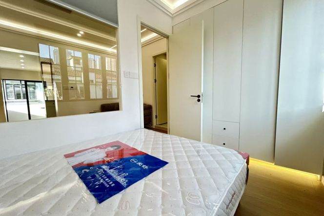 Jing'an temple 1BR with balcony