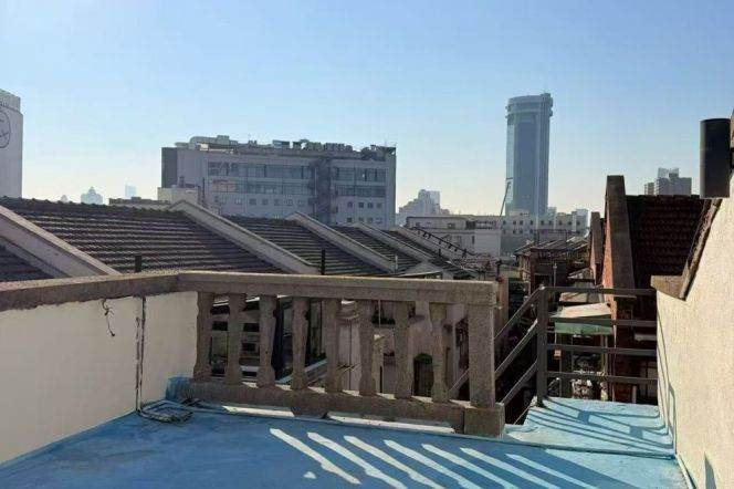 Middle Huaihai rd 2BR with 2 balconies and big terrace