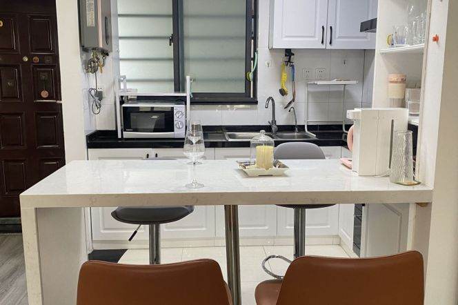 1 br modern Apt &big Windows&open kitchen/28F /nice compound Suzhou creek