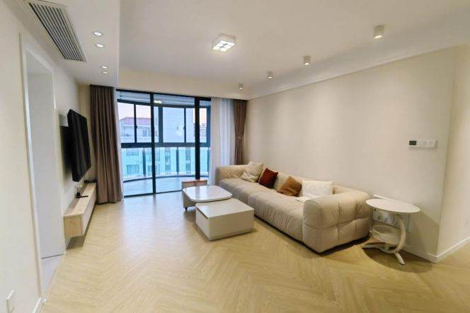 Spacious 3 br with floor heating on high floor near ZhongShan Park .L3/4 West Yan'an Rd St.