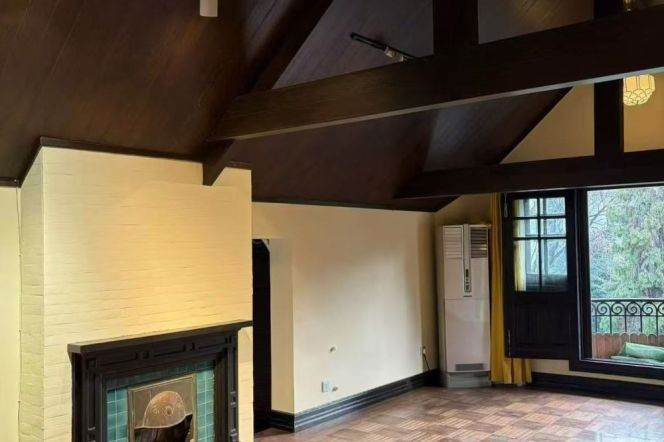 Beautiful historic house High ceiling 15.5k