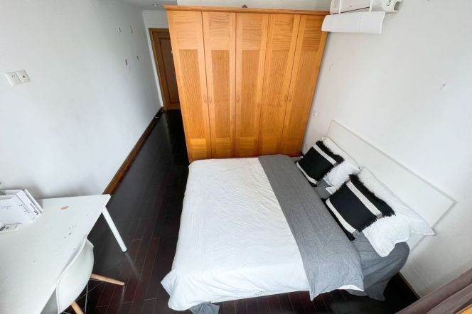 master bedroom near Hanzhong rd, private bathroom, close to TJU/Fudan uni