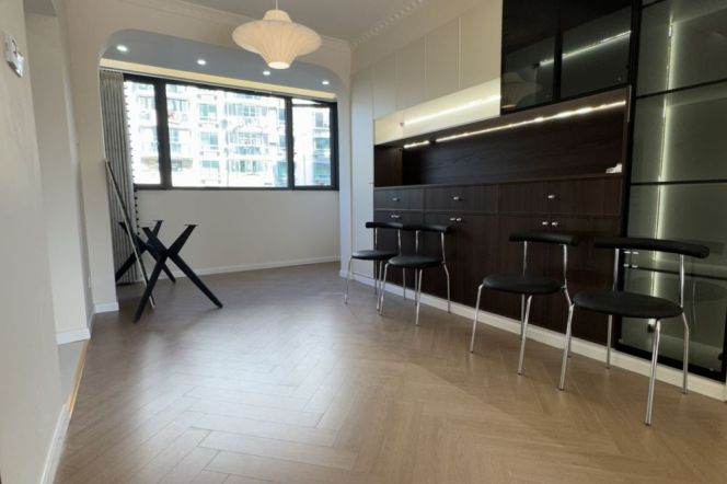 Spacious &Bright 3br, floor heating, central AC, elevator 