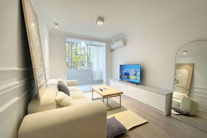 White 1Br + cloakroom + elevator  | Hongqiao rd Metro L3/4/10 | Bright 8.6K