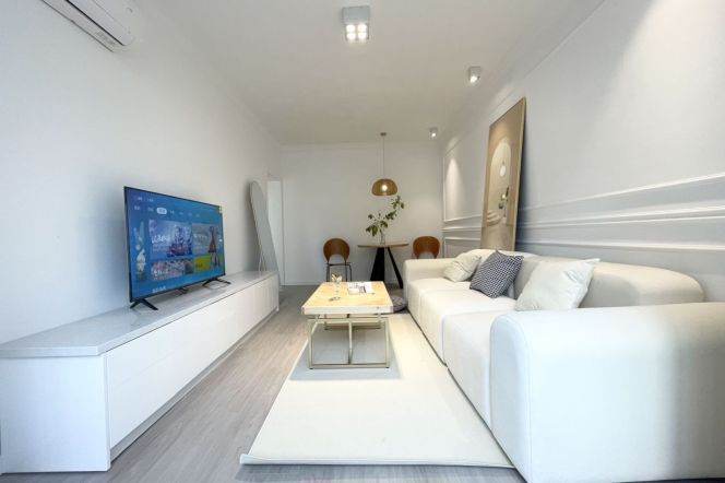 White 1Br + cloakroom + elevator  | Hongqiao rd Metro L3/4/10 | Bright 8.6K